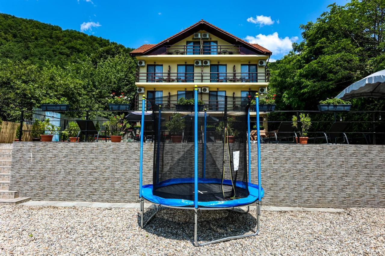 Pensiunea Celestin Ieşelniţa Exteriér fotografie